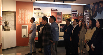 �����з��ز��н���ҵЭ�ᵳ��֧��չ��������Ӣ�ң���ɫ�����С����⵳�ջ